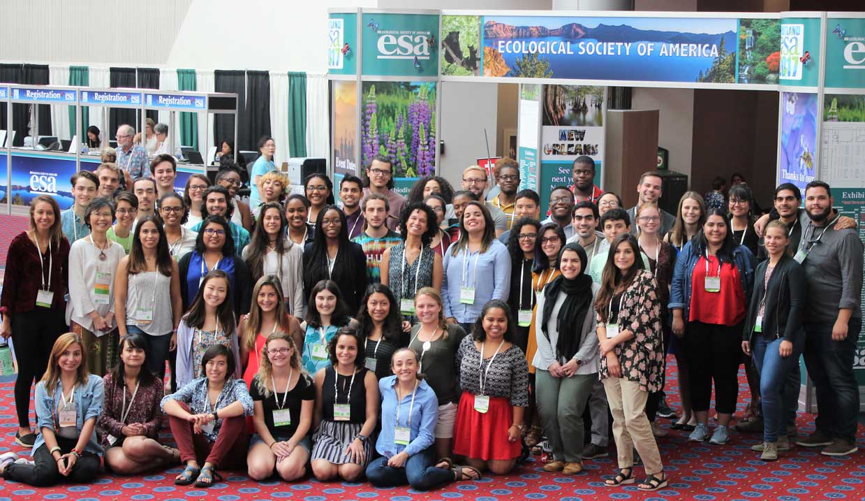 A group of students gather for a group shot at an ESA Annual Meeting.