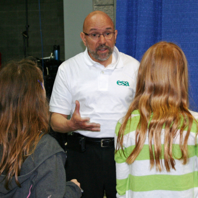 Former ESA president Steward Pickett speaks with young women ecologists at an Annual Meeting